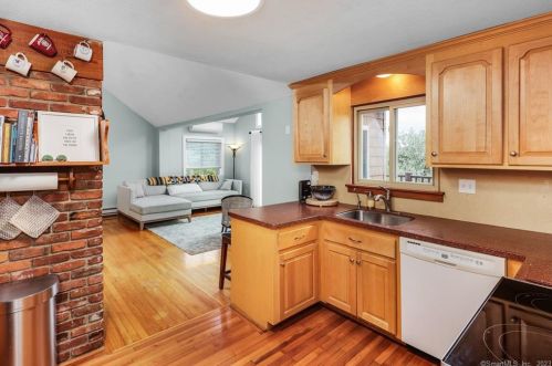 1 Yellow Yellow Cir, Middletown CT  06457-4929 exterior