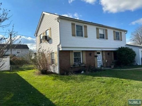 36 Midfield Ln, Willingboro, NJ 08046-2944