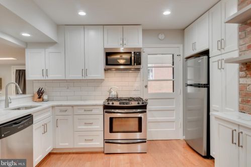 7651 Long Pine Dr, Springfield, VA 22151-2826