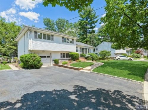 357 Shea Dr, N Milford, NJ 07646-1032
