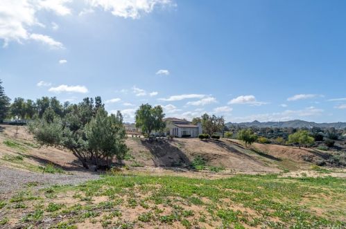 16523 Owl Tree Rd, Riverside CA  92504-9543 exterior