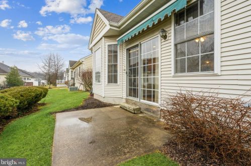 39 Mockingbird Dr, Trenton NJ  08690-3565 exterior