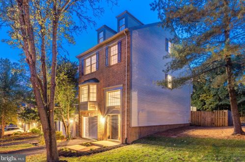 887 Tall Oaks Sq, Leesburg, VA 20175-8951