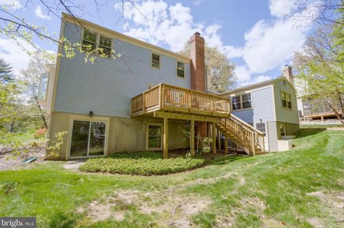 5707 Oak Leather Dr, Springfield VA  22015-2315 exterior