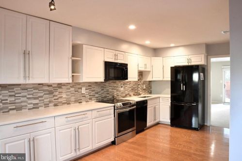 2005 Approach Ln, Herndon, VA 20191-3601
