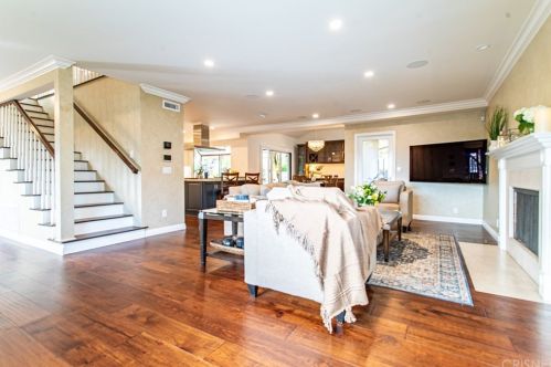 2010 Buckingham Pl, Glendale CA  91206-1401 exterior