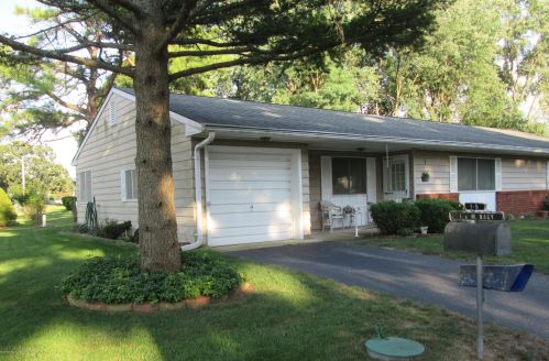 1-B Ohio Ct, Lakehurst, NJ 08759-1425