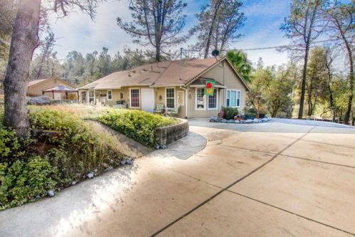 19870 Little Acres Ln, Redding, CA 96003-7416