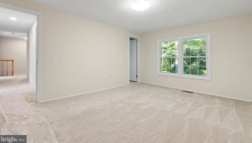 5835 Oakland Park Dr, Springfield VA  22015-2438 exterior