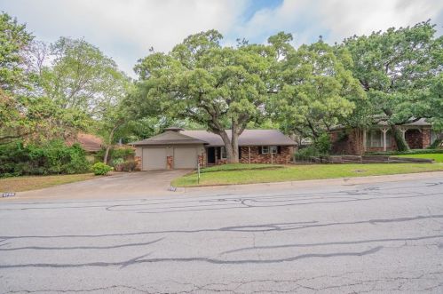 5755 Blueridge Dr, Fort Worth, TX 76112-3038
