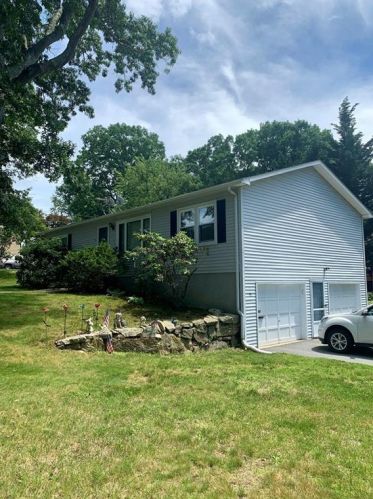93 Briarwood Ave, Tiverton, RI 02878-1701
