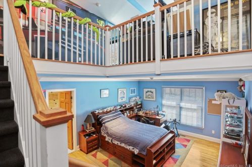 17 Carrington Dr, Greenwich CT  06831-3119 exterior