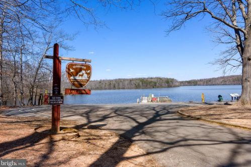 10008 Chestnut Wood Ln, Springfield VA  22015-2701 exterior