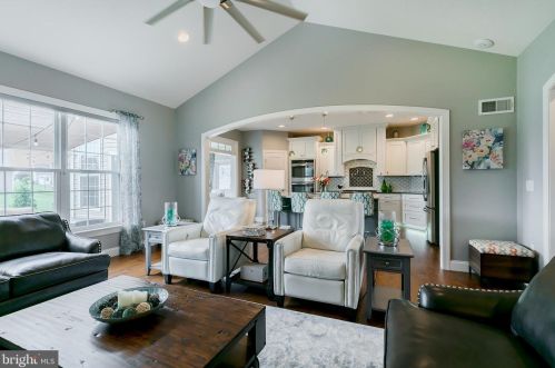 212 Shade Tree Dr, Lancaster PA  17603-5074 exterior