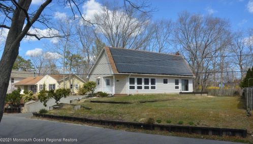 606 Center St, Lacey, NJ 08731-2213
