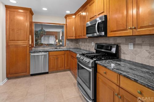 32 Coriander Dr, Princeton NJ  08540-9425 exterior