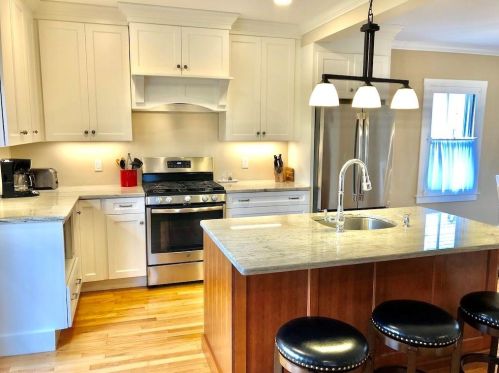 12 Howard St, Middletown, RI 02840-3418