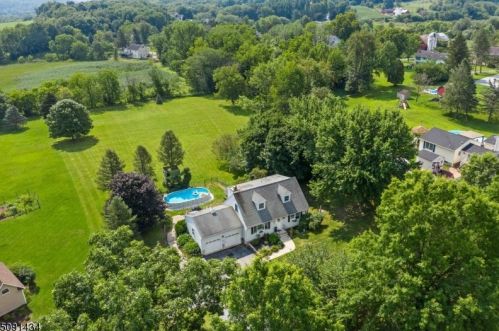 3 Southfield Dr, Wantage, NJ 07461-3037