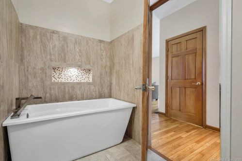 2 Wheatfield Dr, Wallingford CT  06492-5453 exterior
