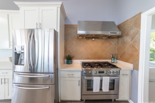 2450 Aha Aina Pl, Honolulu HI  96821-1047 exterior