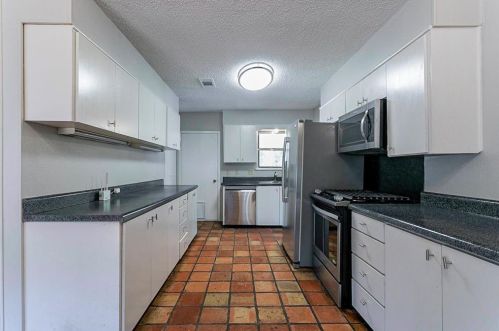 600 Blue Lake Dr, Fort Worth, TX 76103-1102