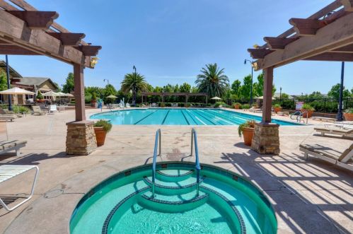 7417 Netherbury Ct, Elk Grove CA  95757-5147 exterior