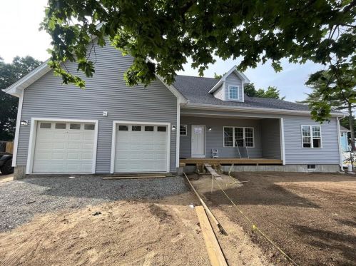 39 Blake St, Warwick, RI 02889-2830