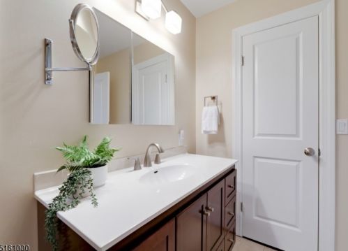 16 Knollwood Dr, Town Center NJ  07052-2406 exterior