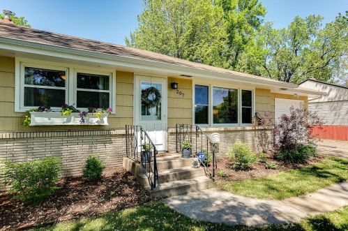 207 County Road F, Saint Paul MN  55127-6106 exterior