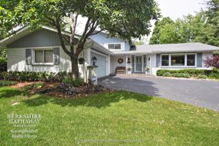 925 Bartlett Ter, Green Oaks, IL 60048-1909