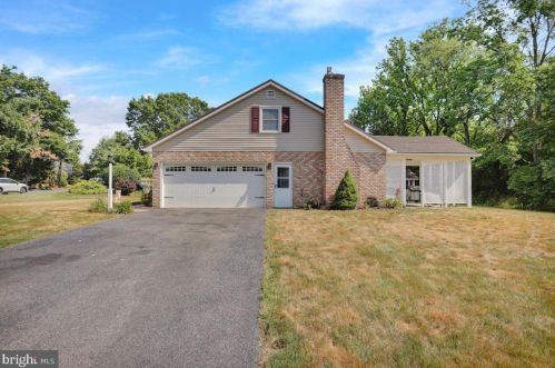 202 Suncrest Rd, Lancaster PA  17601-4835 exterior