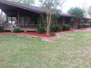 4508 Molly Branch Rd, Blackshear, GA 31516-4136