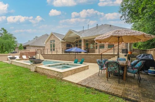 1828 Lily Meadows Dr, Conroe TX  77304-2949 exterior