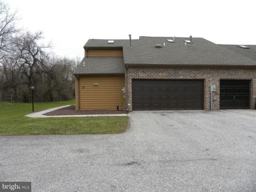 65 Westview Mnr, York, PA 17408-4702