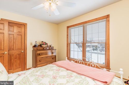 5 Linden Dr, Carlisle PA 17015-6906 exterior