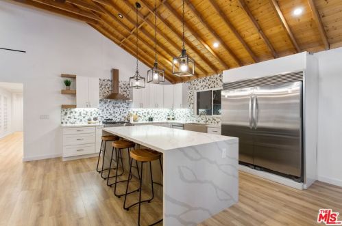 4951 Cedros Ave, Van Nuys CA  91403-1637 exterior