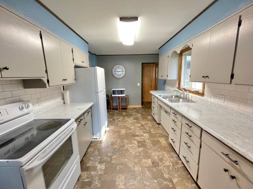 424 Sanborn St, Springfield, MN 56087-1740