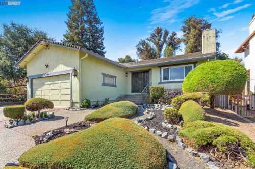 25495 University Ct, Hayward, CA 94542-1123