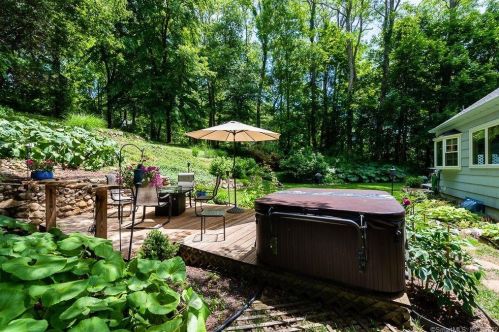 95 Pattagansett Rd, Niantic, CT 06357-2300