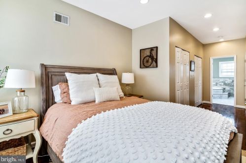 1029 Cleveland St, Philadelphia PA 19146-2648 exterior