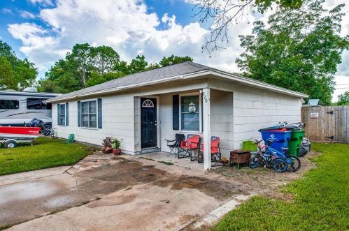 420 Farrer St, Angleton, TX 77515-5026