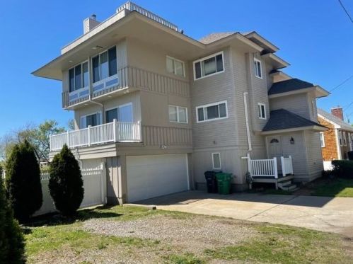 61 Hewett St, Warwick, RI 02889-9603