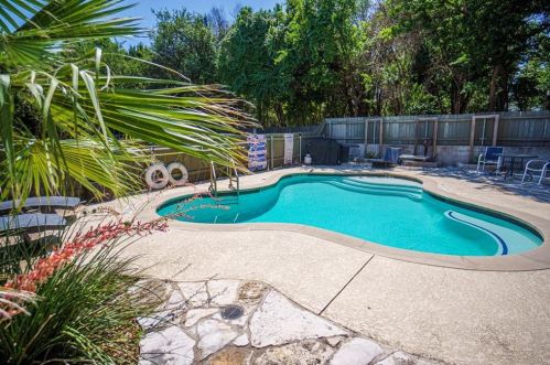 6700 Cooper Ln, Austin TX  78745-3100 exterior