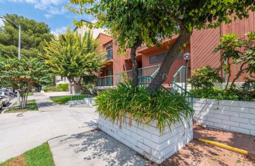 4420 Ventura Canyon Ave, Van Nuys CA  91423-3776 exterior