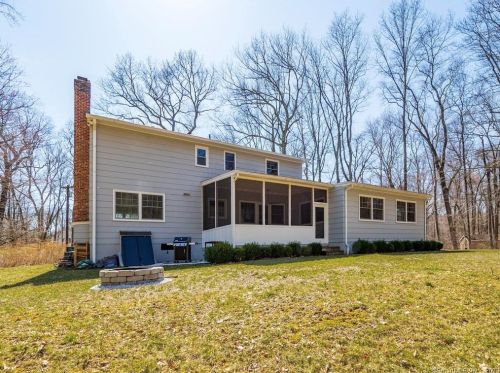 26 Snowberry Ln, Wilton CT  06897-1130 exterior
