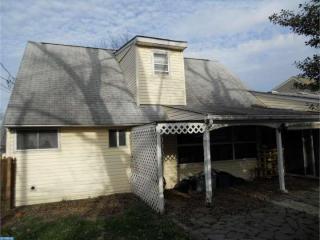38 Clover Ln, Levittown, PA 19055-1608