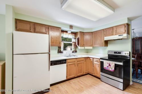 15 Barkalow Ave, East Freehold, NJ 07728-2027