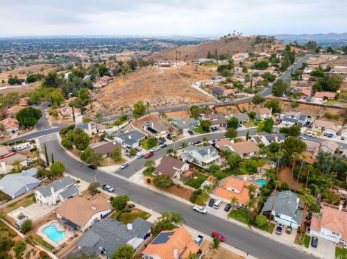 8450 Tamarind Ln, Riverside CA  92509-5180 exterior