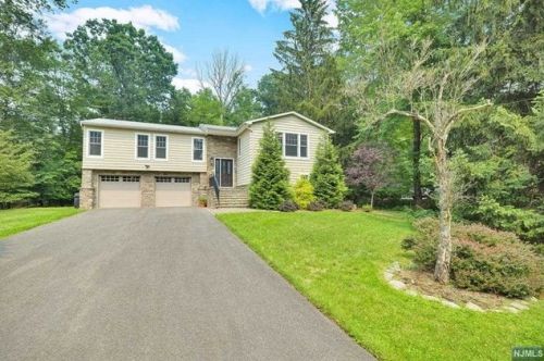 43 Brookwood Dr, Mahwah, NJ 07430-1575