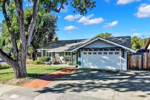176 Homewood St, Vacaville, CA 95688-2533